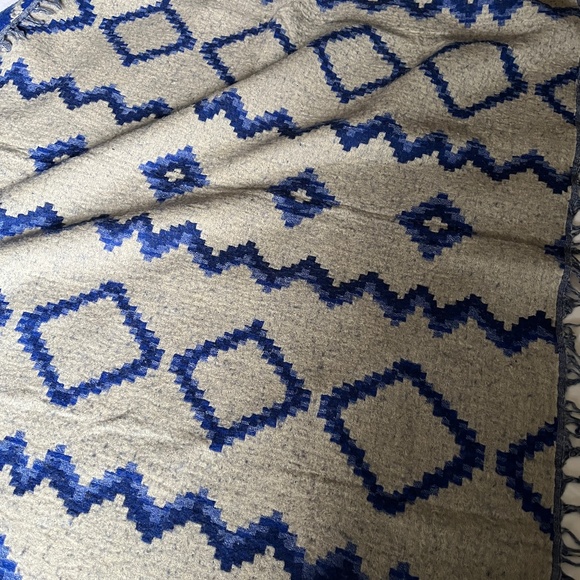 Wilfred / Aritzia wool blanket scarf, royal blue diamond - Picture 3 of 8